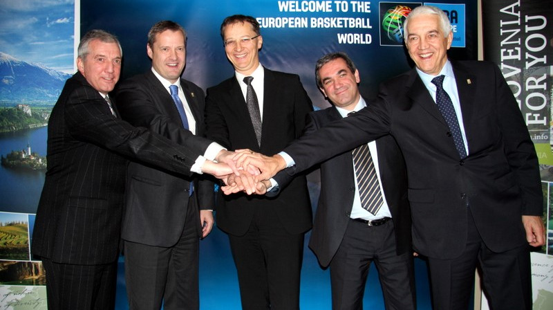 FIBA Europe prezidents Olafurs Rafnsons (otrais no kreisās) un ģenerālsekretārs Nars Zanolins (pirmais no labās) ar Slovēnijas pārstāvjiem
Foto: www.rtvslo.si