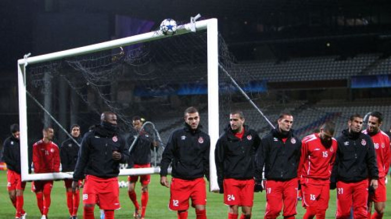 ''Hapoel Tel-Aviv'' spēlētāji Lionā lūkos nosargāt savus vārtus...
Foto: AP/Scanpix