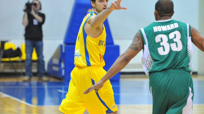 Sandis Buškevics zina kā vadīt savu komandu laukumā.
Foto: bkventspils.lv