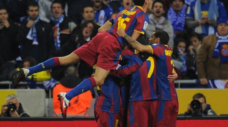 "Barcelona" spēlētāji atzīmē kārtējo vārtu guvumu
Foto: AFP/Scanpix