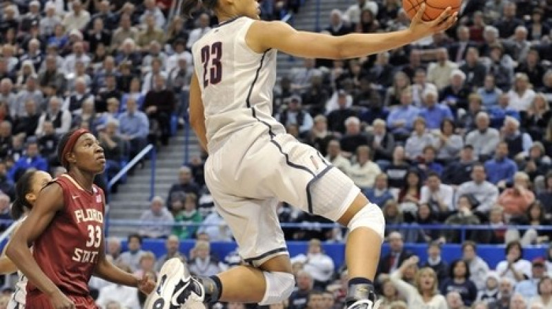 Konektikutas uzbrucēja, ceturtā gada studente un pasaules čempione Maya Moore spēlē sasniedza jaunu karjeras punktu rekordu, pretienieču grozā sametot 41 punktu
Foto: AP/Scanpix