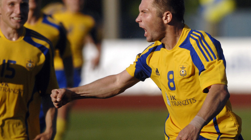 FK "Ventspils" rindās Deniss Kačanovs (pa labi) piedzīvoja virkni brīnišķīgu emociju, diemžēl pēdējās nebija tās labākās. Foto: Romāns Kokšarovs, "Sporta Avīze"
