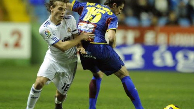 Serhio Kanaless ("Real Madrid") cīņā ar Asjēru del Orno ("Levante")
Foto: AFP/ Scanpix