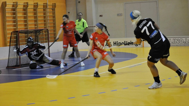 "RSU/Runway" sastāvā rezultatīvākā spēlētāja bija Diāna Isjomina (#77)
Foto: www.rsufloorball.lv