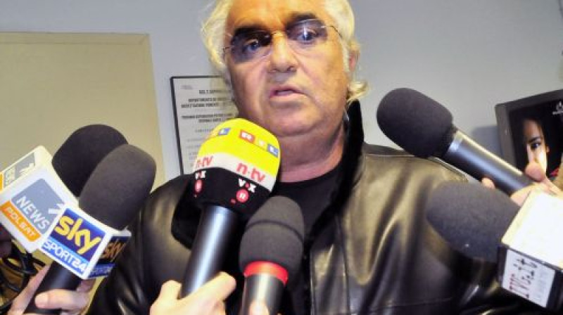 Flavio Briatore pēc tikšanās ar Robertu Kubicu žurnālistiem sniedz interviju
Foto: Digitale/Scanpix