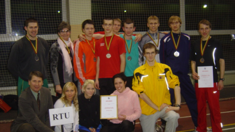 Foto -I rindā: V.Bonders, A. Gavrilova, H. Ločmele, J. Gapaka un O. Bormanis. II rindā: A. Žviriņš, E. Kucins, M. Ruņenieks, E. Leveika, I. Kurčenkovs, A. Abrickis, S. Metlovs un J....