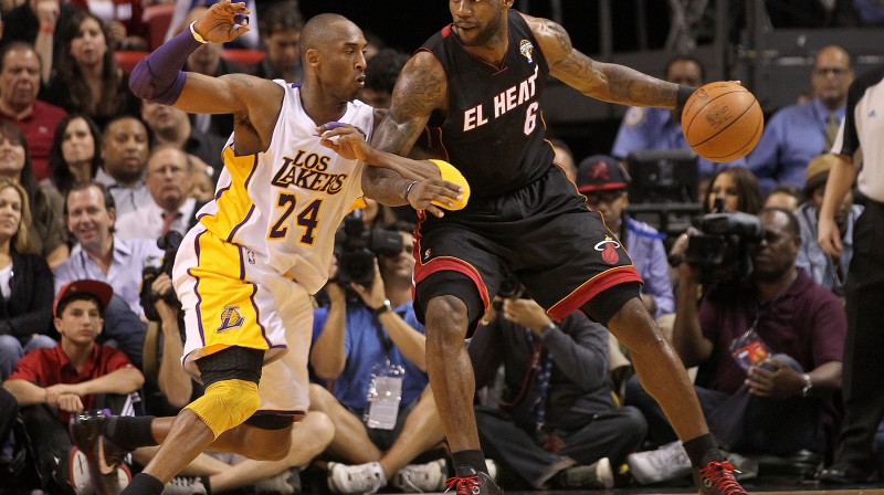 Kobe Braients aizsardzībā pret Lebronu Džeimsu
Foto: AFP/Scanpix