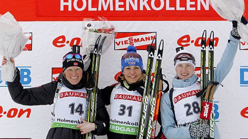 Goda pjedestāls Holmenkollenā. No kreisās: Tūra Bergere, Magdalēna Noinere un Darja Domračova
Foto: Reuters/Scanpix