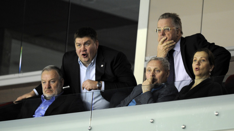 Viens no šiem cilvēkiem ir hokeja treneris. Kāpēc viņš sēž Rīgas Dinamo ložā?

Foto: Romāns Kokšarovs, F64, SA+
