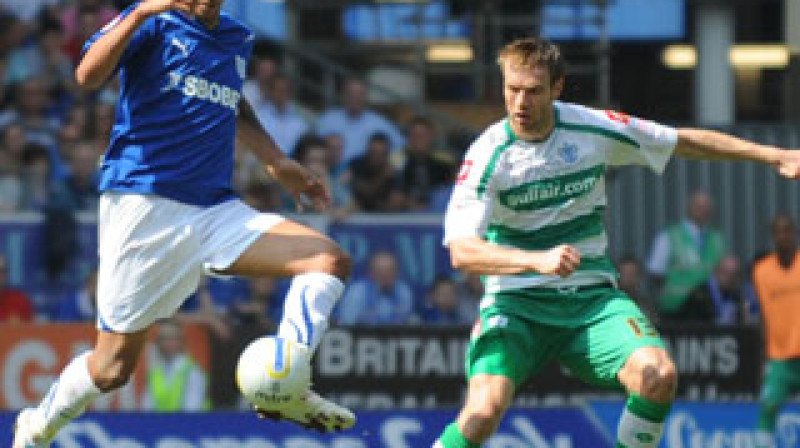 Kaspars Gorkšs (pa labi) 
Foto: www.qpr.co.uk