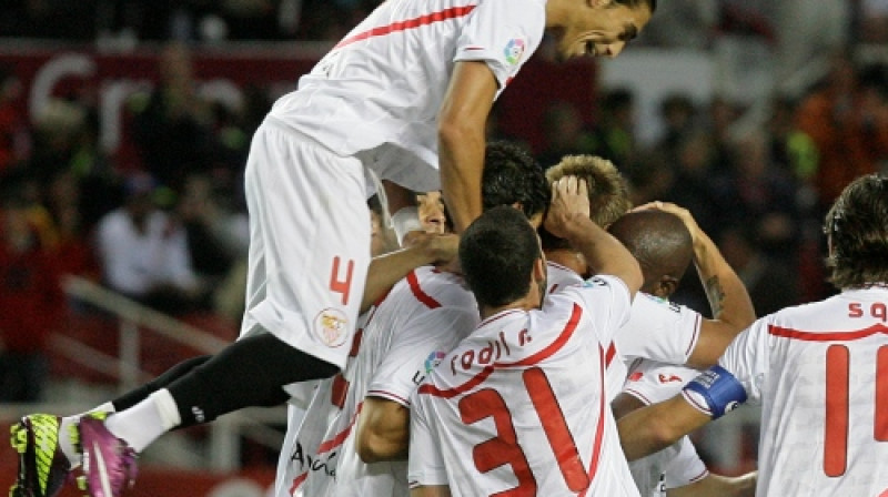 Martins Kaseress un visa "Sevilla" komanda atzīmē Ivana Rakitiča vārtu guvumu spēlē pret "Villarreal"
Foto: AP/ Scanpix