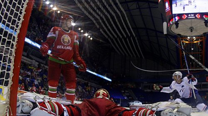 Andrejs Mezins noguldīts uz ledus - baltkrieviem jāsitas par palikšanu elitē
Foto: Reuters/Scanpix