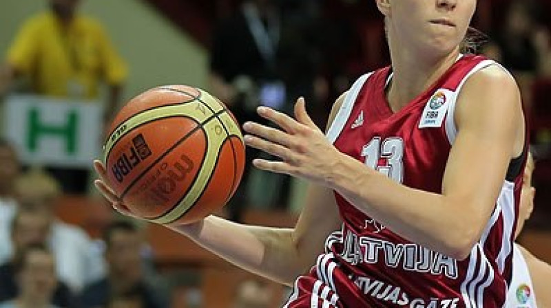 Kristīne Kārkliņa un Latvijas sieviešu valstsvienība: labākās spēles vēl priekšā.
Foto: fibaeurope.com