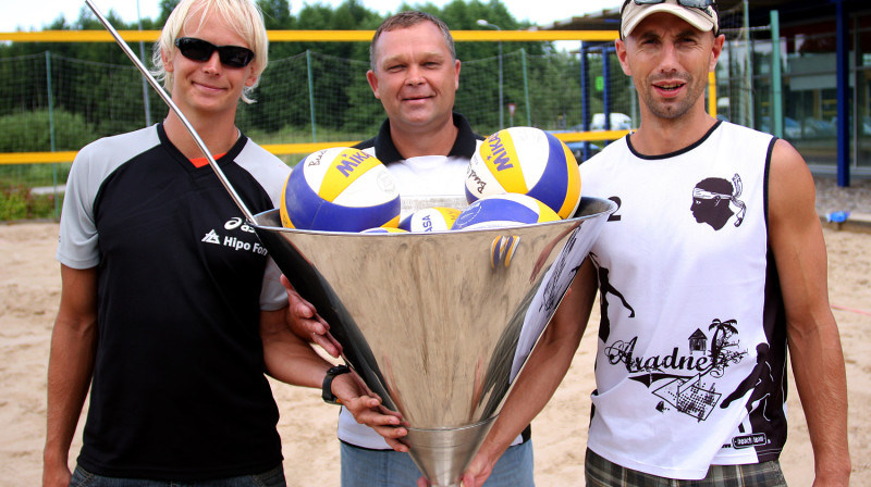 2010. gada čempioni Toms Šmēdiņš un Andris Krūmiņš nodod "Saulkrastu kokteiļa" ceļojošo trofeju turnīra organizatoram Andrim Vanagam
Foto: Renārs Buivids