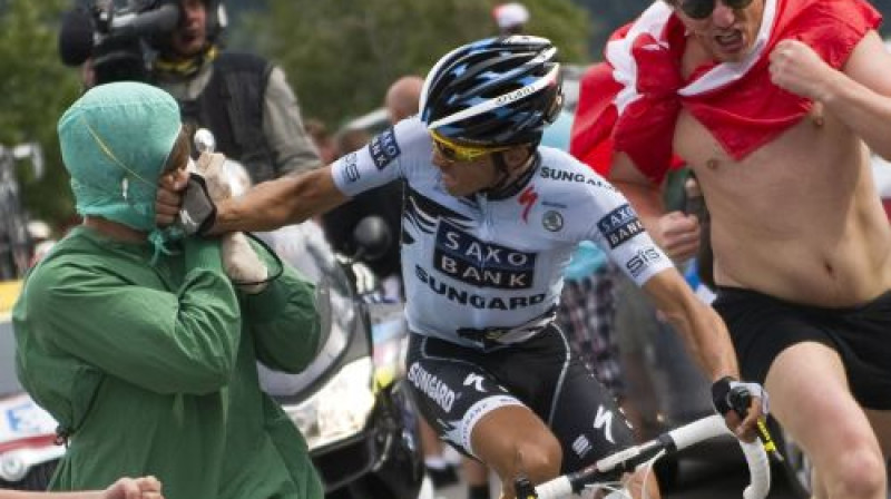 Alberto Kontadoram šī gada "Tour de France" laikā nācās saskarties ar protestētājiem pret dopinga lietošanu
Foto: AFP/Scanpix