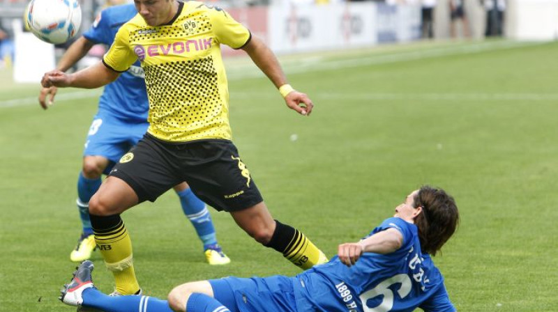 1. kārtas varoņa Mario Geces ceļā Sebastians Rūdijs no "Hoffenheim" (Foto: AP/Scanpix)