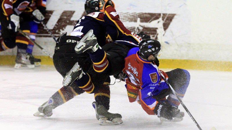 "Zemgales" un "Prizmas" hokejistu cīņa par ripu.
Foto: Mārtiņš Aiše