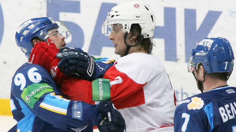 Dārsijs Vero (pa labi) kārtējā kautiņā "Vityaz" rindās 
Foto: Itar-Tass/Scanpix