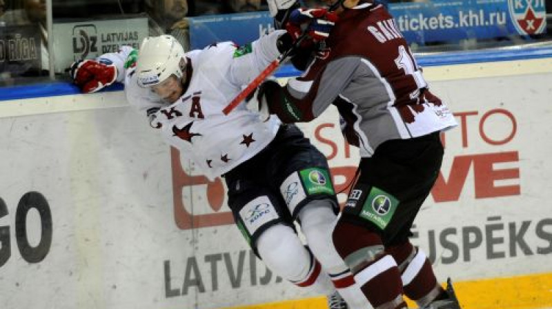 Guntis Galviņš cīņā pie apmales pret šobrīd SKA otro rezultatīvāko hokejistu zviedru uzbrucēju Toniju Mortensonu
Foto: Romāns Kokšarovs, Sporta Avīze, f64
