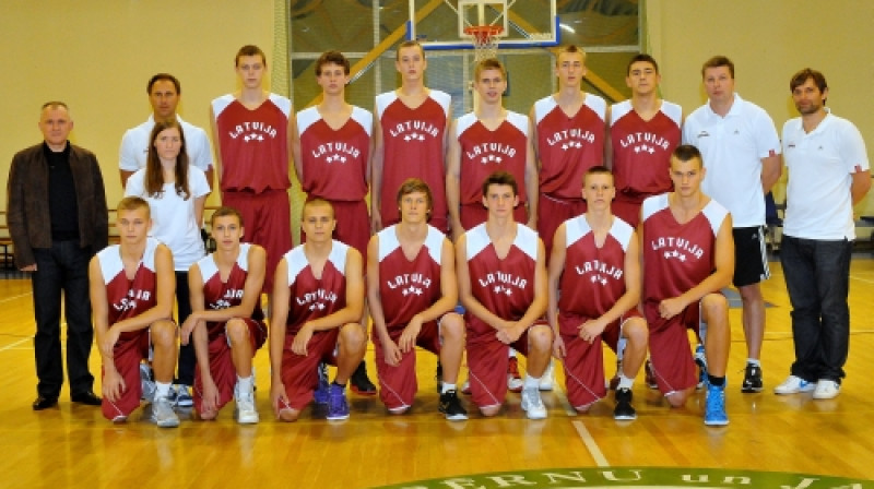 Latvijas U18 izlases kandidāti pirms pirmā treniņa.
Foto: Romualds Vambuts