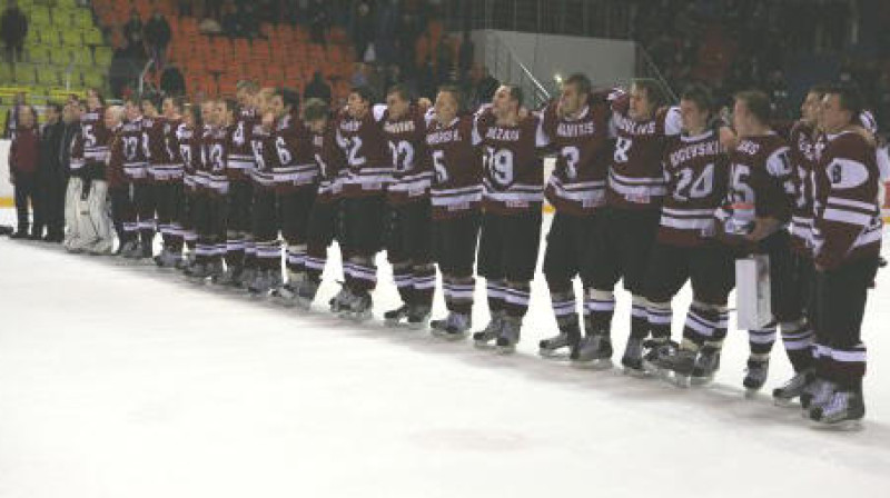 Latvijas U-20 izlase pēc uzvarētas cīņas par tiesībām spēlēt elitē, 2010. g. decembris. foto: lhf.lv.