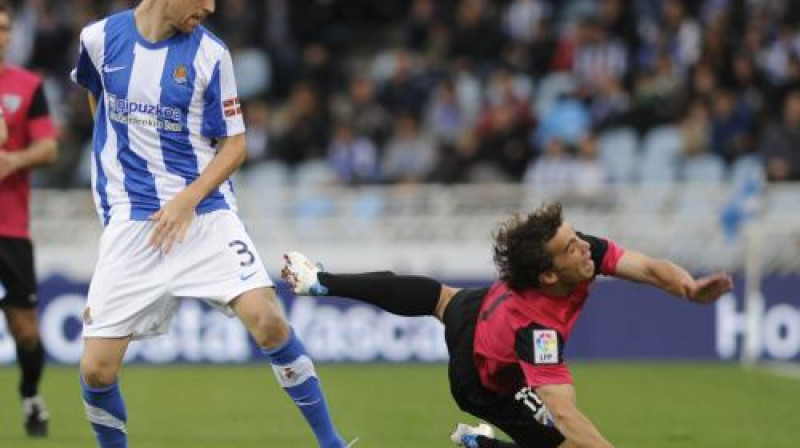 Mikels Gonsaless ("Real Sociedad") pret Sebastjanu Fernandesu ("Malaga")
Foto: AFP/Scanpix