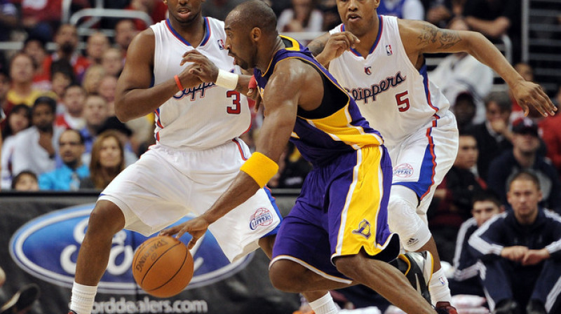 Kobe Braients "Clippers" spēlētāju Krisa Pola un Karona Batlera ielenkumā
Foto: AP