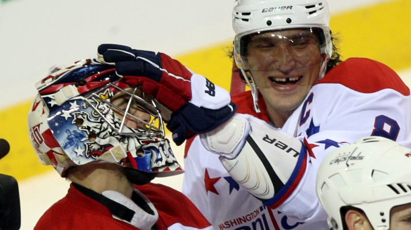 Aleksandrs Ovečkins sveic Mihalu Noivirtu
Foto: AP/Scanpix