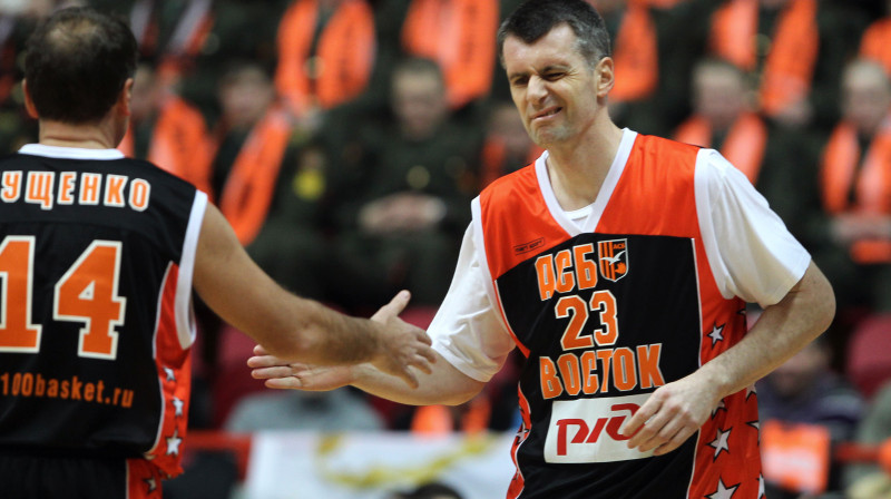 Mihails Prohorovs arī pats ir aktīvs sportotājs un nesmādē ik pa laikam uzspēlēt basketbolu 
Foto: Itar-Tass/Scanpix