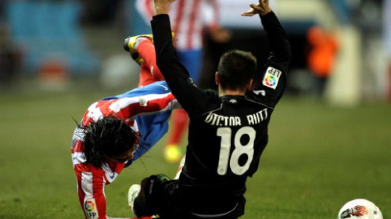 Radamels Falkao ("Atletico Madrid") cīņā ar Viktoru Ruisu ("Valencia")
Foto: AP/Scanpix