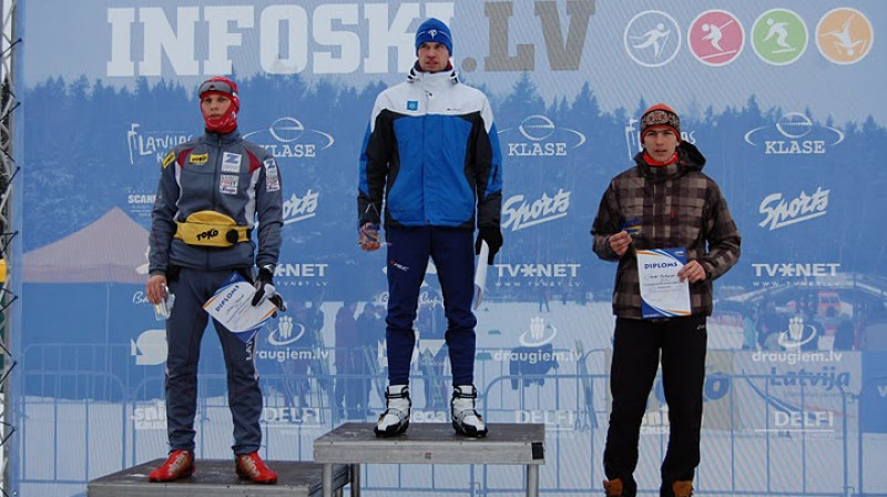 Pagājušā gada labāko trijnieks FIS sacensībās 10km vīriem: J.Paipals (no kreisās), igaunis S.Sellis (vidū) un P.Ribakovs. Foto: Infoski.lv