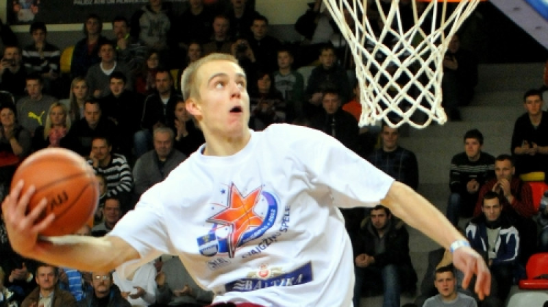 Baltika slam dunk konkursa uzvarētājs Kristaps Dārgais.
Foto: Romualds Vambuts