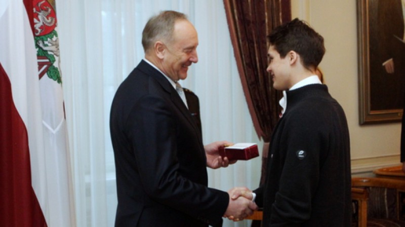 Latvijas valsts prezidents Andris Bērziņš sveic jaunatnes olimpisko čempionu Augustu Valdi Vasiļonoku.
Foto: Latvijas valsts prezidenta kanceleja