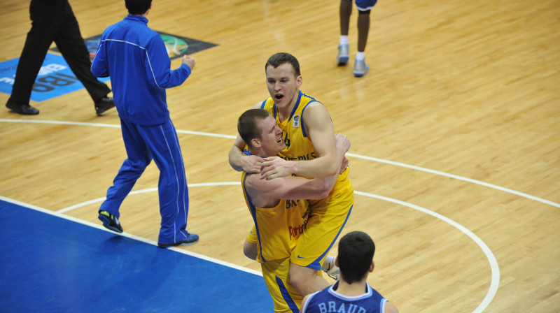 Artūrs Bērziņš un Sems Vilards priecājas par iekļūšanu FIBA Eiropas Izaicinājuma kausa ceturtdaļfinālā.
Foto :bkventspils.lv