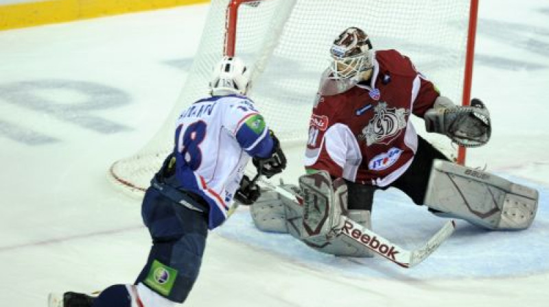 Mihails Varnakovs uzbrukuma smailē spēlē pret "Dinamo"
Foto: Romāns Kokšarovs, Sporta Avīze, f64