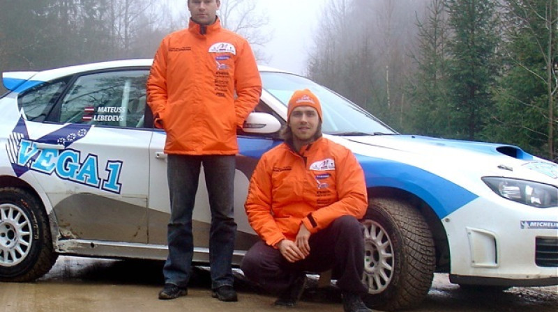 Andis Neikšāns un Pēteris Dzirkals pie "Subaru" automašīnas
Foto: www.neiksans.lv