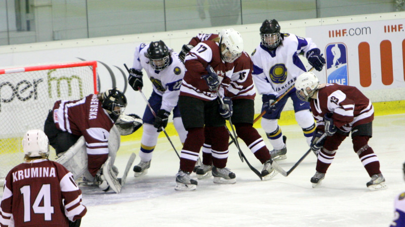 Latvijas sieviešu hokeja izlasei veiksmīgi sākas pasaules čempionāts.
Foto: Juris Bērziņš-Soms