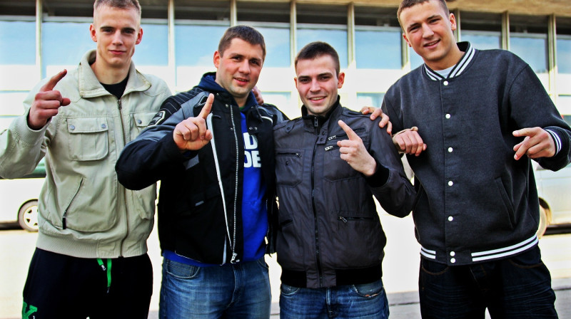 "Streetbasket" prezidents Raimonds Elbakjans (otrais no kreisās) pavada "Mazais" basketbolistus - Kristapu Dārgo, Artūru Kramiņu uh Artūru Dušeli
Foto: Renārs Buivids