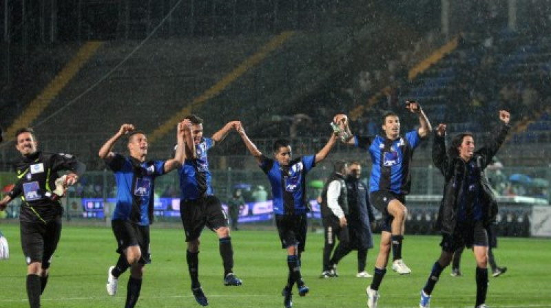 "Atalanta" spēlētāji pateicas faniem
Foto: Lapresse/Scanpix