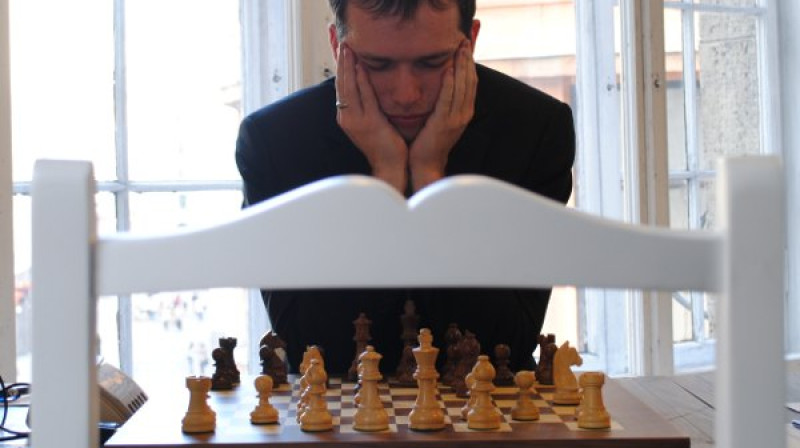 Arturs Neikšans pie Latvijas šaha čempionāta galdiņa.
Foto: sahafederacija.lv