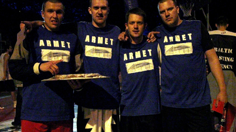 13. maija "Ghetto Basket" čempionvienība "Armet" - Edgars Krūmiņš, Andris Justovičs, Gatis Justovičs, Arvis Vālodze
Foto: Renārs Buivids