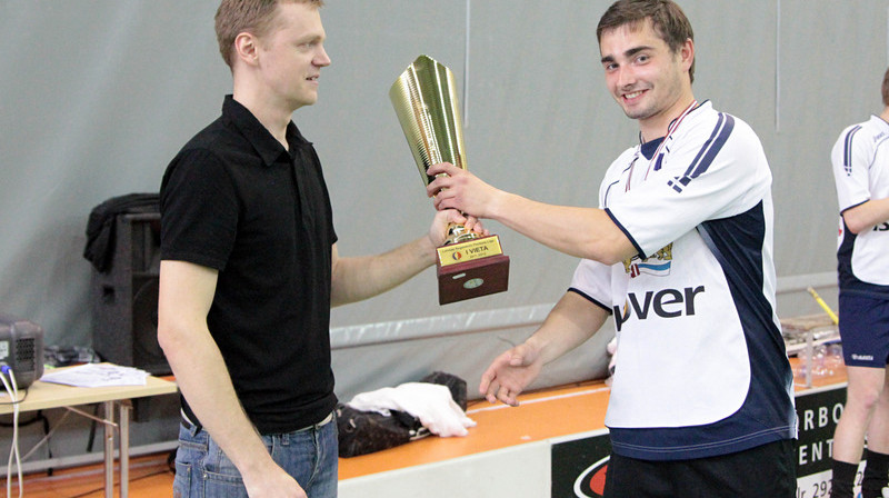 Turnīra rīkotājs Remārs Vikānis pasniedz čempionu kausu RTU komandas kapteinim
Foto: floorball.lv