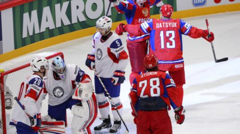 Krievijas hokejisti svin Aleksandra Ovečkina vārtus
Foto: AFP/Scanpix