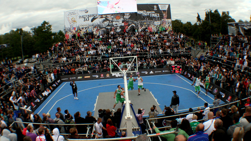 "Moscow Open" finālspēles Lužņikos izveidotajā ielu basketbola stadionā tradicionāli vēro vairāki tūkstoši skatītāju
Foto: Renārs Buivids