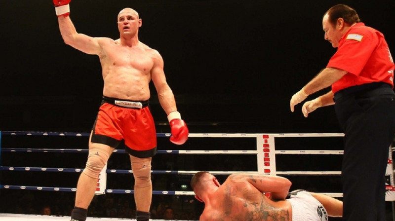 Konstantīns Gluhovs aizsūtījis pretinieku nokdaunā
Foto: biggersbetterboxing.com