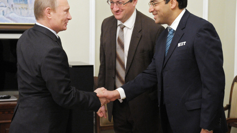 Višvanatans Anands (pa labi) un Boriss Gelfands 
vizītē pie Krievijas prezidenta Vladimira Putina
Foto: Itar Tass/Scanpix
