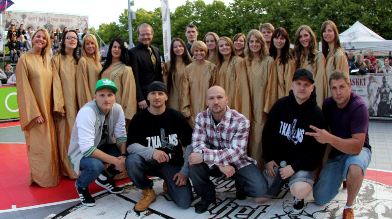 "Z kalns" un Rīgas Gospelkoris pēc himnas prezentācijas "Ghetto Basket" pasākumā Rīgā
Foto: Renārs Buivids