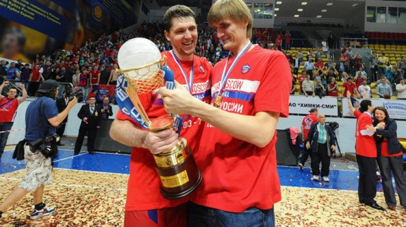 Andrejs Kiriļenko (no labās) un Viktors Hrjapa pēc CSKA uzvaras Krievijas čempionātā 2012. gada 19. maijā
Foto: ITAR-TASS/Scanpix