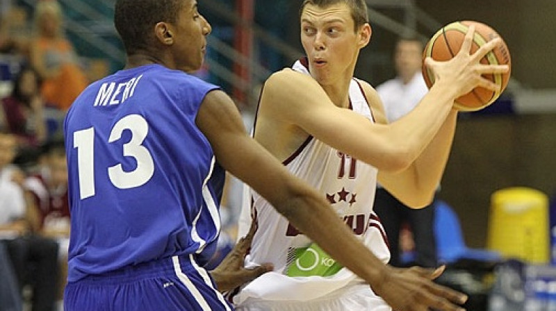 Centra spēlētājs Iļja Gromovs spēlē pret Franciju izcīnīja 8 atlēkušās bumbas
Foto: Mārtiņš Sīlis, www.fibaeurope.com