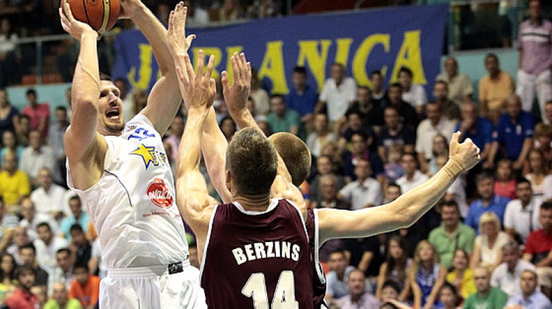 Latvijas komandas pamatuzdevums aizsardzībā: jānobremzē Bosnijas izlases līderis Mirza Teletovičs.
Foto: fibaeurope.com